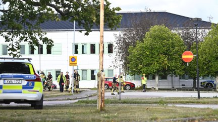 Coche de policía frente a la escuela donde tuvo lugar el suceso.
