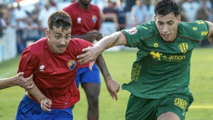 Goyo Medina, del CD Teruel, y Víctor García, del SD Huesca, en el amistoso de pretemporada