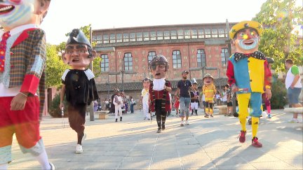 Comparsa de cabezudos del barrio de Las Fuentes.