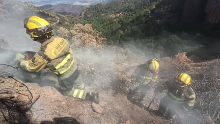 Equipos de extinción de Infoar continúan trabajando en el incendio de Las Peñas de Riglos.
