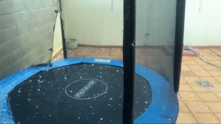 Granizo caído en una cama elástica del patio de una vivienda en Valdealgorfa, Teruel.