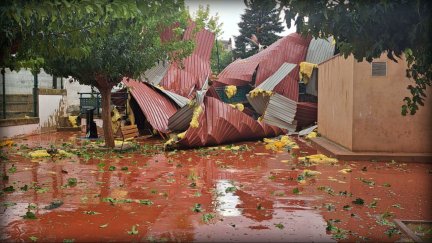 El techo del polideportivo de Castelserás no ha soportado la tromba de agua.