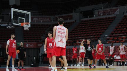 El Casademont Zaragoza se ejercita sobre el Príncipe Felipe.