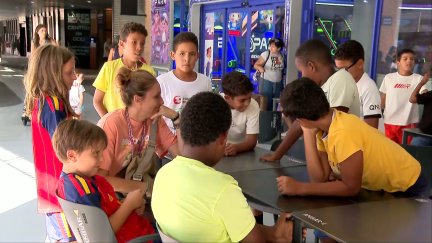 Los niños saharauis se despiden de Zaragoza con una fiesta.