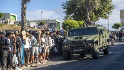 Migrantes esperan en una cola, a 24 de agosto de 2026, en Ceuta (España).