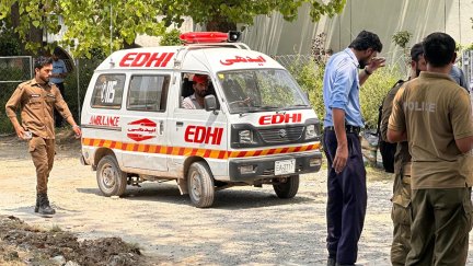 Agentes y miembros del hospital de Pakistán en el que han fallecido, al menos, 14 recién nacidos en un incendio.