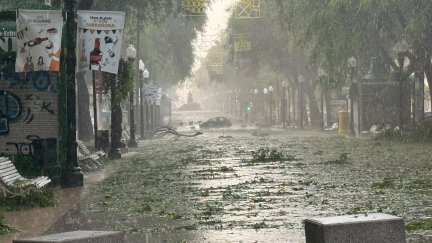 Las fuertes lluvias anegaron calles, causaron la caída de árboles y obligaron a desalojar a centenares de personas que se encontraban en un camping.