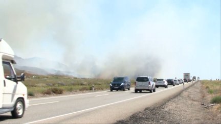 Intensa capa de humo que se ha generado en el incendio de Villafranca de Ebro.