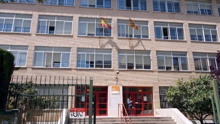Una joven en la entrada a la Escuela Oficial de Idiomas nº1 de Zaragoza.