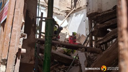 Los bomberos trabajan en el rescato de los trabajadores atrapados en un edifico de Sariñena.