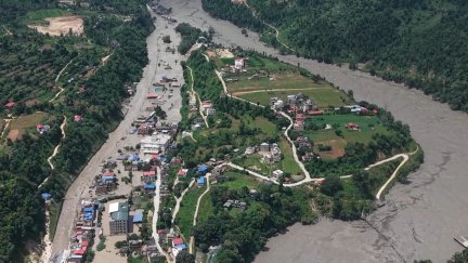 Vistas aéreas tras el impacto de la riada en la región de Rasuwa (Nepal).