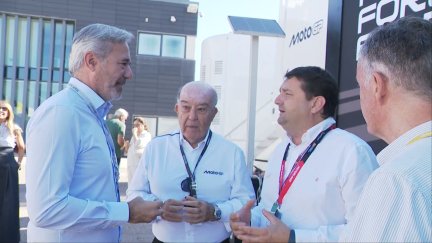 El presidente de Aragón, Jorge Azcón, durante su visita al circuito este domingo.