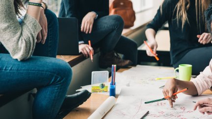 Un grupo de estudiantes repasando apuntes.