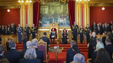 El rey de Noruega, junto a su hija, durante la jura del cargo ante el Parlamento