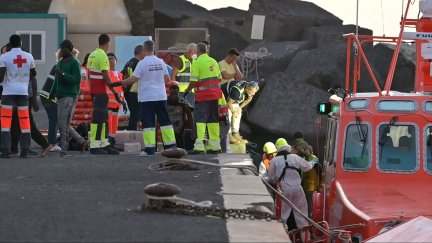 Imagen de archivo del rescate de un cayuco con 97 ocupantes en aguas de El Hierro.
