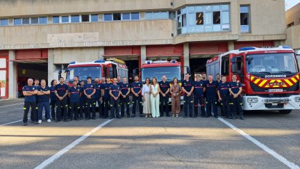 Los Bomberos de Zaragoza con la alcaldesa, Natalia Chueca, y miembros del Ayuntamiento de Zaragoza.