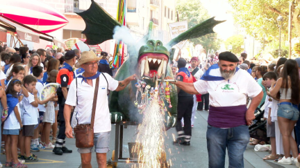 Barbastro inaugura sus fiestas con las carrozas recorriendo sus calles