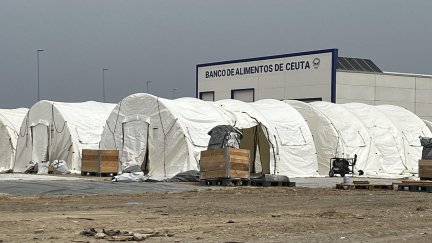 El Gobierno ha comenzado este sábado a acondicionar una explanada en el Muelle de Poniente de Ceuta para la instalación de tiendas de campaña.