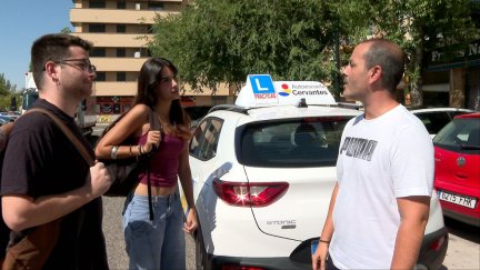 Varios alumnos y un profesor de una autoescuela