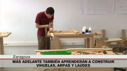 En septiembre de 2015, abrió sus puertas la Escuela de Violeros de Zaragoza. El programa Aragón en Abierto la visitó para mostrar cómo los alumnos construían guitarras españolas.