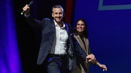 Ulrich Siegmund, candidato del partido de extrema derecha Alternativa para Alemania (AfD), y su esposa Julia Siegmund durante la fiesta electoral del partido tras las elecciones estatales de Sajonia.