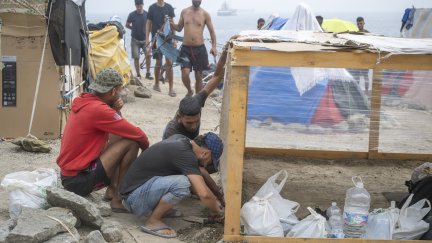 Varios inmigrantes acampados en la playa, a 5 de septiembre de 2026, en Ceuta (España).