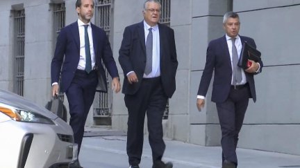 El presidente de Plus Ultra, Julio Martínez Sola, en el centro de la imagen, a su llegada a la Audiencia Nacional