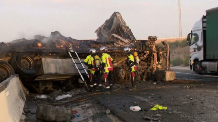 Un camión vuelca y se incendia en la A-68 a la altura de Gallur