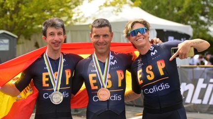 Juan Alberto Jiménez (izquierda) y Eduardo Santas (centro), posan con sus medallas. Foto: RFEC