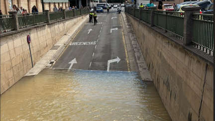 Estado en el que ha quedado el puente de acceso a las urgencias del Servet tras la rotura de una tubería.