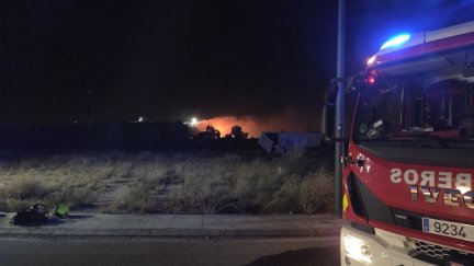 Los bomberos tratan de sofocar el fuego del Parque Tecnológico de Reciclado de Zaragoza