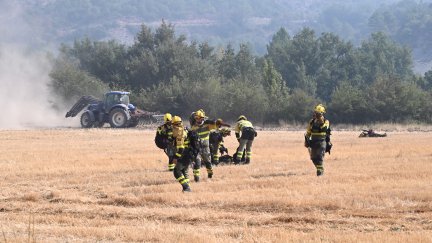 Imagen de archivo: bomberos trabajan en las labores de extinción de un incendio forestal, a 14 de agosto de 2026, en Las Peñas de Riglos, Hoya de Huesca, Huesca, Aragón (España).
