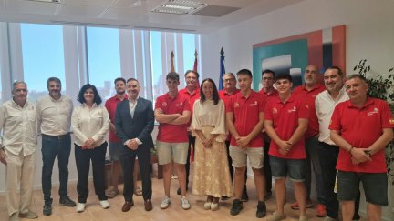 Los tres representantes aragoneses que viajarán a Shanghái, con sus tutores, sus preparadores y la consejera Susín y el director general, Luis Mallada
