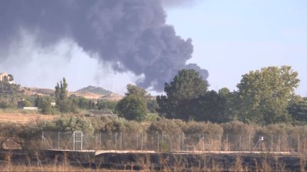 El incendio de La Puebla de Alfinden ha generado una columna de humo visible a varios kilómetros.