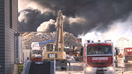 Los bomberos tratan de sofocar un incendio en una planta de reciclaje de la Puebla de Alfindén