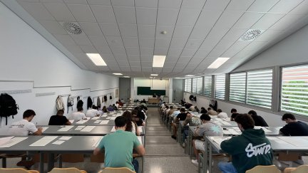 Opositores a policía local durante el examen celebrado este sábado en Zaragoza.