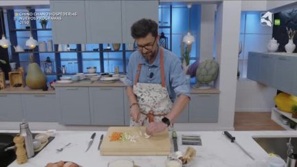 Programa gastronómico con Daniel Yranzo que pretende entretener, divertir y enseñar entre fogones los secretos de la cocina como siempre con mucho humor. ´La Pera Limonera´ propone desde comidas tradicionales a platos exóticos pasando por recetas de otros lugares del país, dando siempre un toque limonero y aragonés a cada uno de ellos utilizando ingredientes de la tierra y demostrando que la cocina puede ser sencilla, económica y no por ello aburrida.