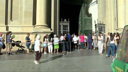 De nuevo, se han originado filas a las puertas de la basílica del Pilar para conseguir la medida de la Virgen con su nuevo diseño.