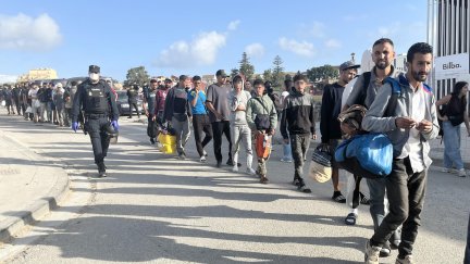 La Policía Nacional ha procedido al traslado de cientos de migrantes que permanecían durmiendo en la calle a una nueva ubicación acondicionada.