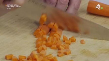Programa gastronómico con Daniel Yranzo que pretende entretener, divertir y enseñar entre fogones los secretos de la cocina como siempre con mucho humor. ´La Pera Limonera´ propone desde comidas tradicionales a platos exóticos pasando por recetas de otros lugares del país, dando siempre un toque limonero y aragonés a cada uno de ellos utilizando ingredientes de la tierra y demostrando que la cocina puede ser sencilla, económica y no por ello aburrida.