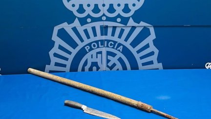 El cuchillo y la lanza con la que un joven de Huesca amenazó a su familia; hechos por los el juez ha decretado prisión provisional.