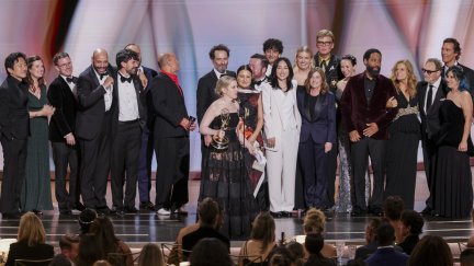 El reparto y el equipo técnico de 'Widow's Bay' recoge el premio Primetime Emmy a la mejor serie de comedia en la 78ª ceremonia de los Premios Emmy en el Peacock Theater de Los Ángeles.