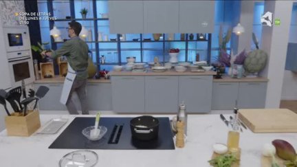 Programa gastronómico con Daniel Yranzo que pretende entretener, divertir y enseñar entre fogones los secretos de la cocina como siempre con mucho humor. ´La Pera Limonera´ propone desde comidas tradicionales a platos exóticos pasando por recetas de otros lugares del país, dando siempre un toque limonero y aragonés a cada uno de ellos utilizando ingredientes de la tierra y demostrando que la cocina puede ser sencilla, económica y no por ello aburrida.