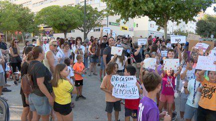 Los vecinos de Valdespartera protestan contra el proyecto de instalar dos gasolineras en el barrio este martes, 15 de septiembre de 2026.