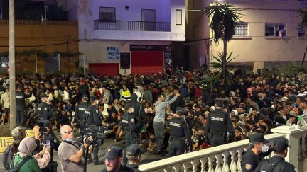 La Policía embolsa a los inmigrantes de las playas para proceder a su traslado a las instalaciones provisionales del Puerto de Ceuta.REMITIDA / HANDOUT por GABRIELA SÁNCHEZFotografía remitida a medios de comunicación exclusivamente para ilustrar la noticia a la que hace referencia la imagen, y citando la procedencia de la imagen en la firma18/9/2026