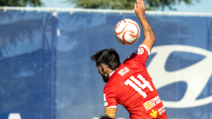 Relu, jugador del CD Teruel, intentando rematar un balón aéreo