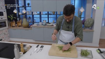 Programa gastronómico con Daniel Yranzo que pretende entretener, divertir y enseñar entre fogones los secretos de la cocina como siempre con mucho humor. ´La Pera Limonera´ propone desde comidas tradicionales a platos exóticos pasando por recetas de otros lugares del país, dando siempre un toque limonero y aragonés a cada uno de ellos utilizando ingredientes de la tierra y demostrando que la cocina puede ser sencilla, económica y no por ello aburrida.