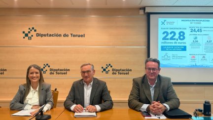 La diputada delegada de Hacienda, Yolanda Sevill; el presidente de la Diputación de Teruel, Joaquín Juste; y el diputado delegado de Planes Provinciales, José Luis Alvir, esta mañana en rueda de prensa.