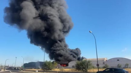 Una nube de humo negra ha cubierto el cielo de la ciudad visible desde distintos puntos.