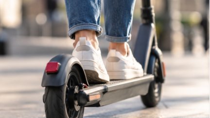 Un patinete eléctrico circula por una calle de VitoriaREMITIDA / HANDOUT por AYTO. VITORIA-GASTEIZFotografía remitida a medios de comunicación exclusivamente para ilustrar la noticia a la que hace referencia la imagen, y citando la procedencia de la imagen en la firma08/9/2026